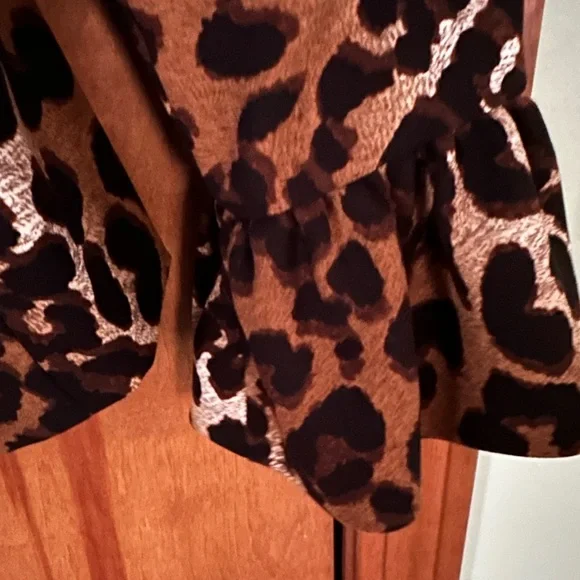 Leopard print jacket with bell sleeves w/3 buttons & black lining. - Picture 3 of 4